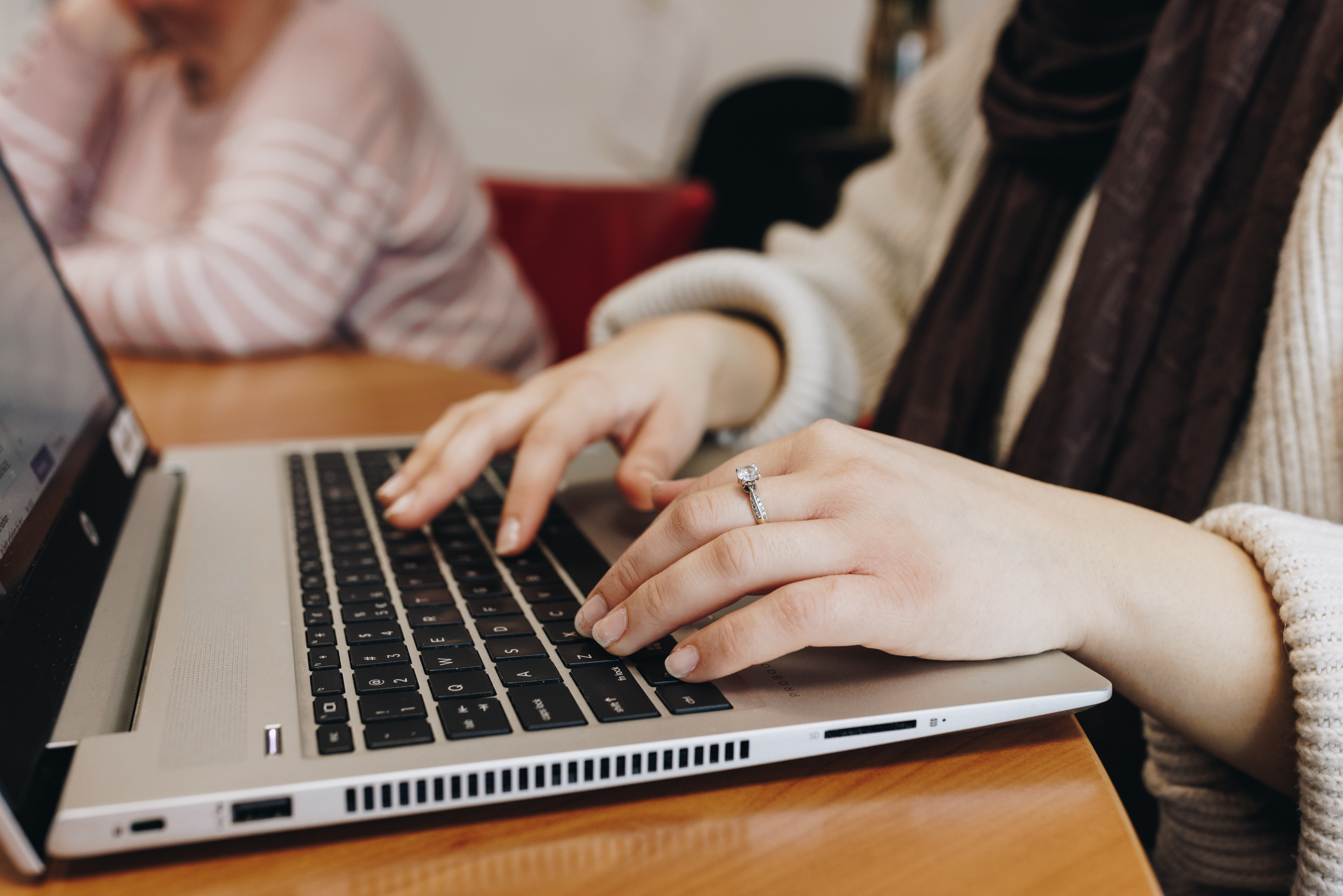 06 04 2023 ZPMH Julianastaete Closeup Laptop Medewerker Liggend Bewoner