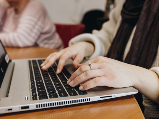 06 04 2023 ZPMH Julianastaete Closeup Laptop Medewerker Liggend Bewoner