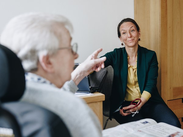 23 03 2023 De Vijverhof En De Meent Bewoner Medewerker Interactie Krant Rolstoel Zorg