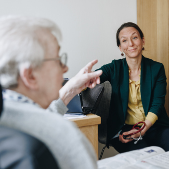 23 03 2023 De Vijverhof En De Meent Bewoner Medewerker Interactie Krant Rolstoel Zorg