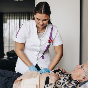 17 04 2023 Zorgpartners Thuiszorg Cliënt Bed Medewerker Stoma Vervangen Verticaal