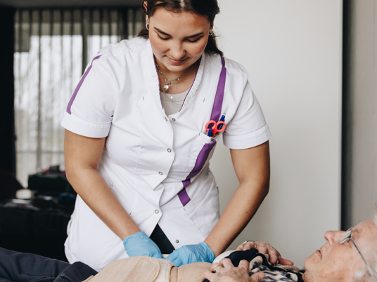 17 04 2023 Zorgpartners Thuiszorg Cliënt Bed Medewerker Stoma Vervangen Verticaal