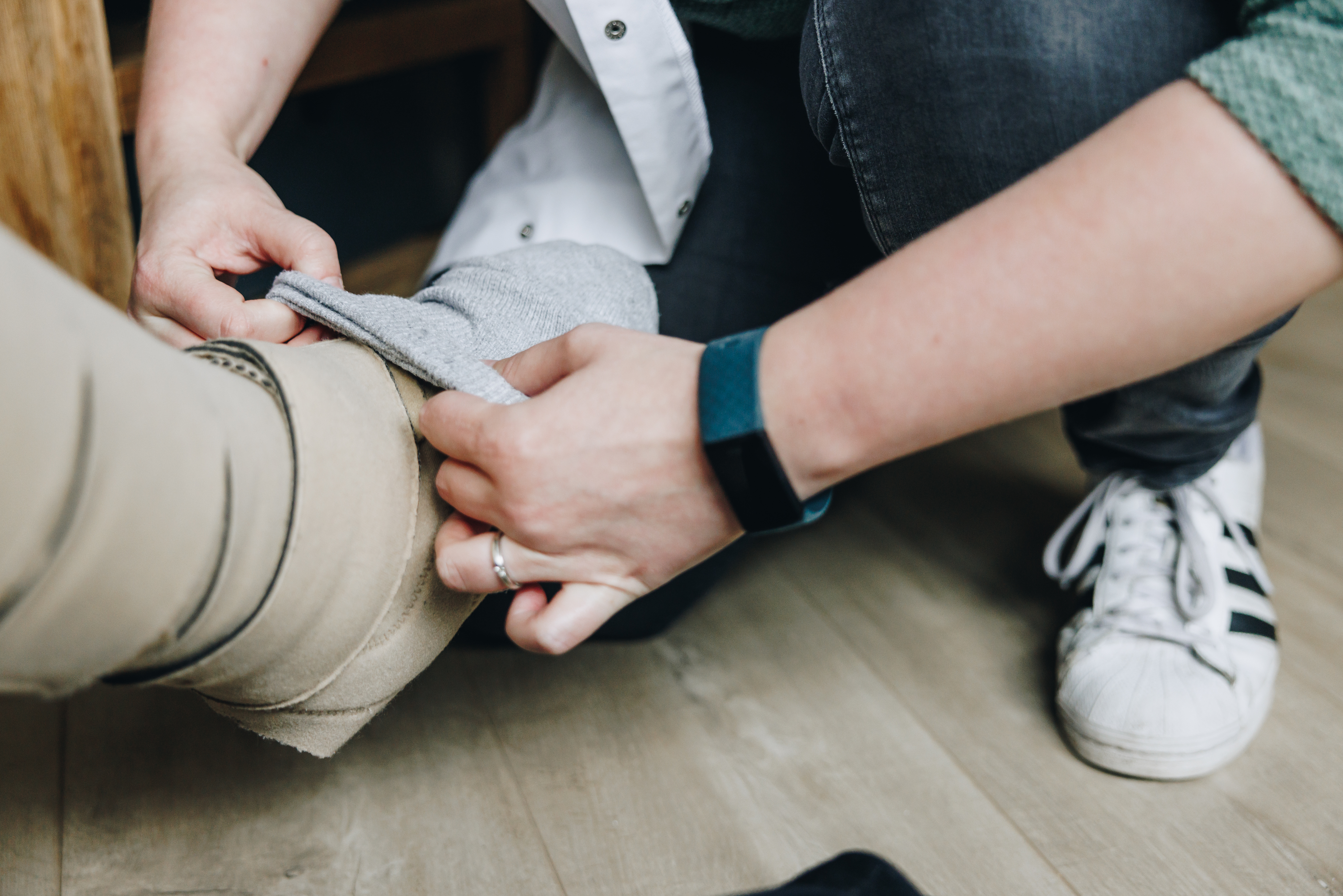 17 04 2023 Zorgpartners Thuiszorg Medewerker Kous Aantrekken Voet Closeup