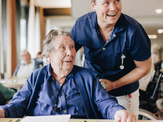 18 04 2023 Zorgpartners De Hanepraij Closeup Bewoner Medewerker Rolstoel