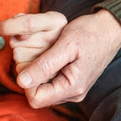 24 02 2023 Zorgpartners Prinsenhof Dementie Dzep Echtpaar Hand Vasthouden Closeup