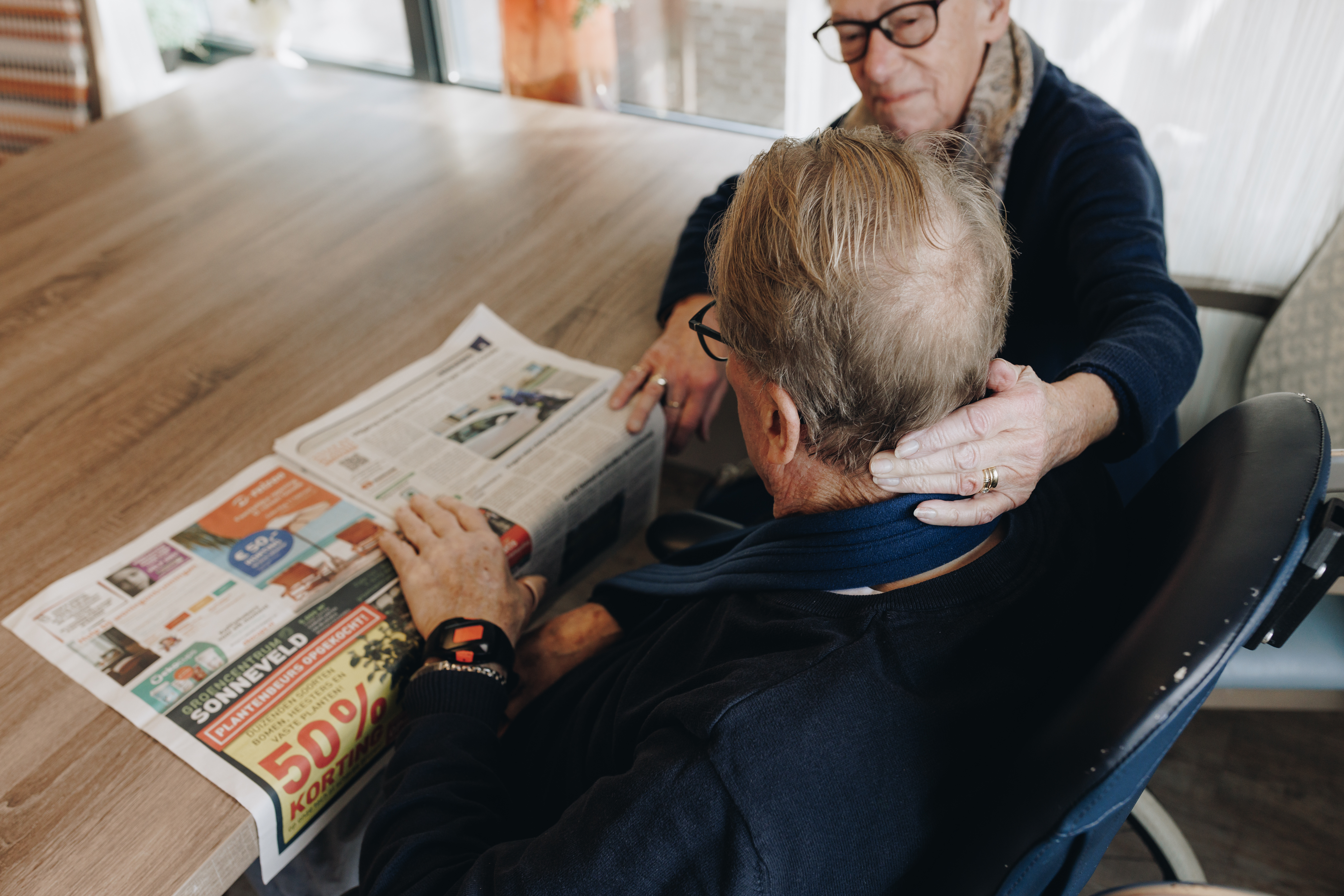 09 02 2023 Zorgpartners De Reehorst Bewoner Mantelzorger Krant Tafel Hand In Nek