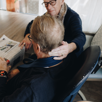 09 02 2023 Zorgpartners De Reehorst Bewoner Mantelzorger Krant Tafel Hand In Nek