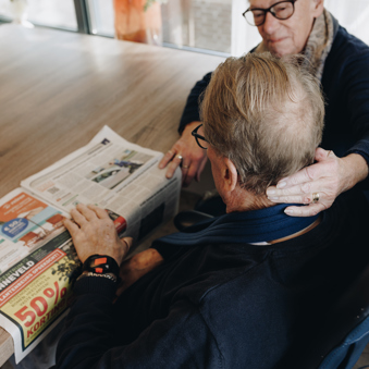 09 02 2023 Zorgpartners De Reehorst Bewoner Mantelzorger Krant Tafel Hand In Nek