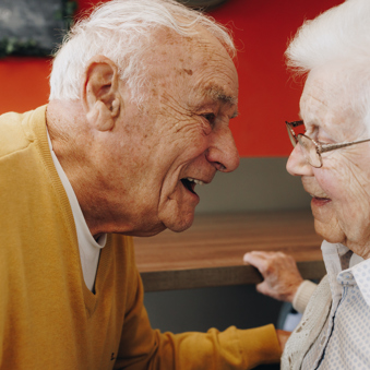 09 02 2023 Zorgpartners De Reehorst Bewoner Echtpaar Handen Vasthouden Elkaar Aankijken Close Up
