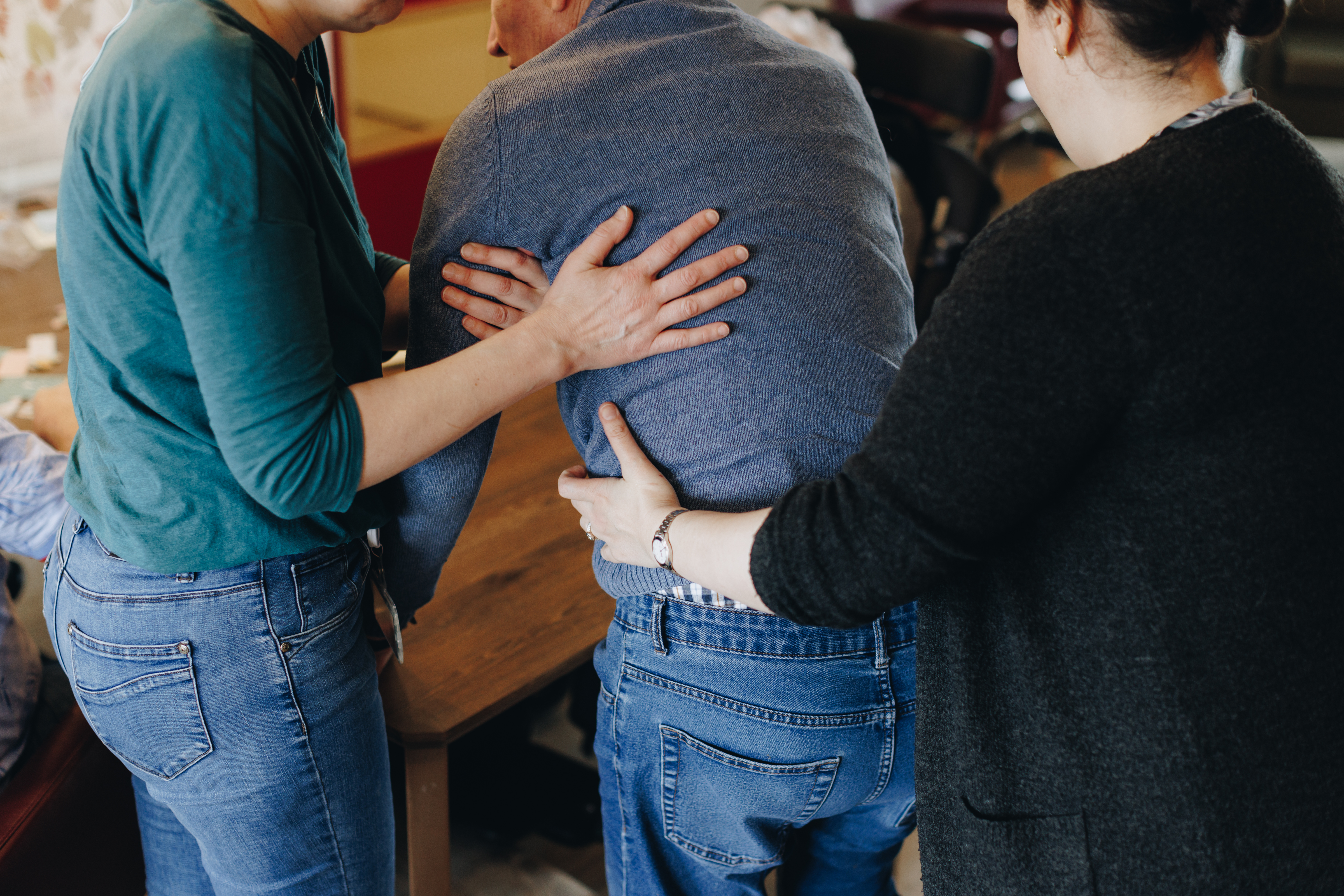 De Waterpoort Zorgpartners Bewoner Medewerker Helpen Ondersteunen Opstaan