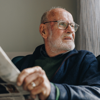 09 02 2023 Zorgpartners De Reehorst Bewoner Kamer Krant Lezen Naar Buiten Kijken