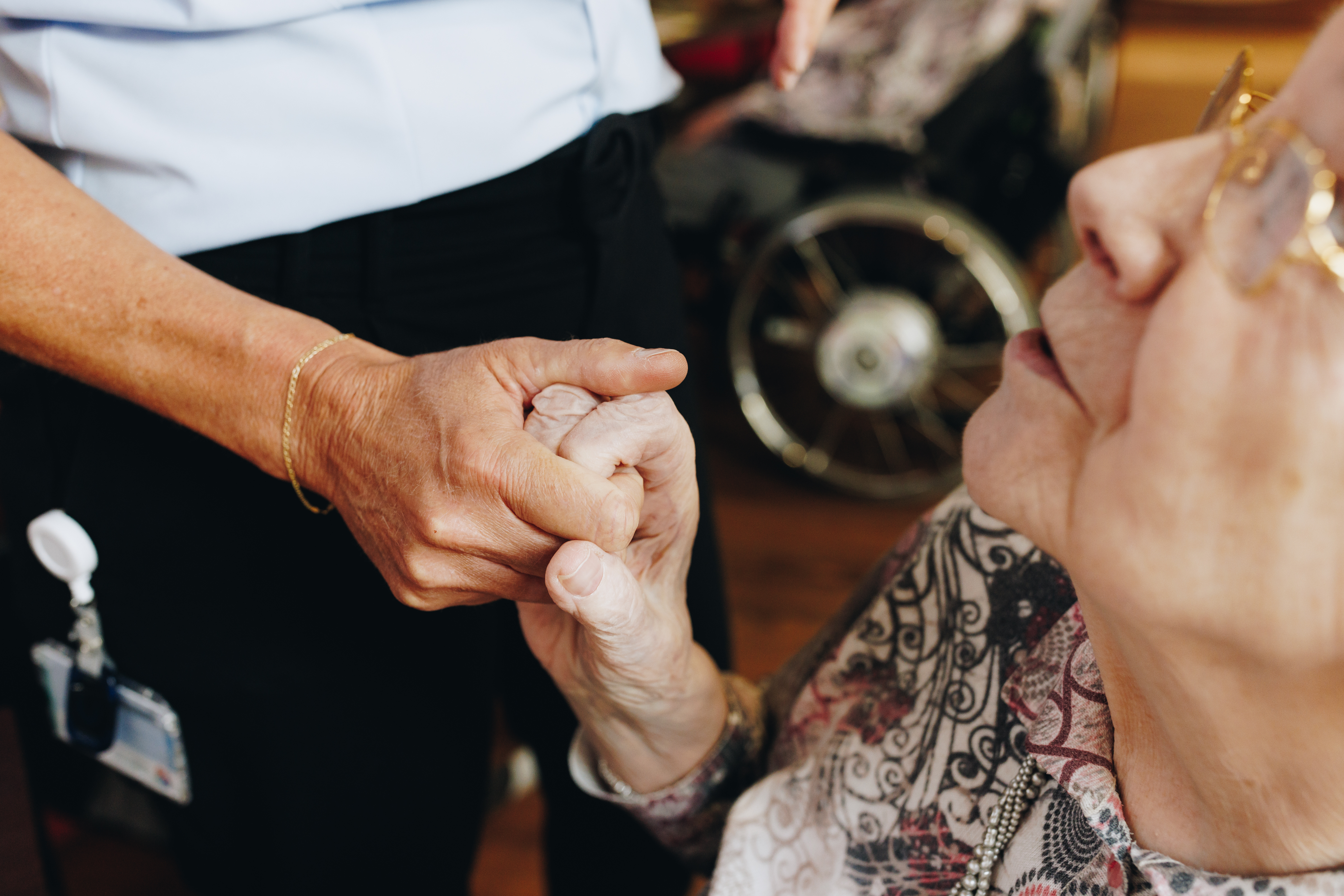 Ronssehof Bewoner Medewerker Hand Vastpakken Close Up