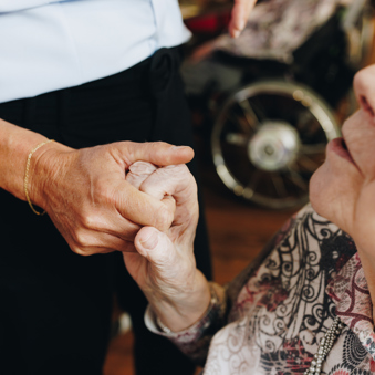Ronssehof Bewoner Medewerker Hand Vastpakken Close Up