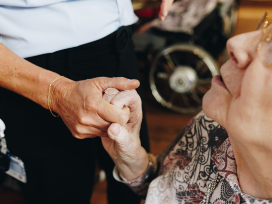 Ronssehof Bewoner Medewerker Hand Vastpakken Close Up