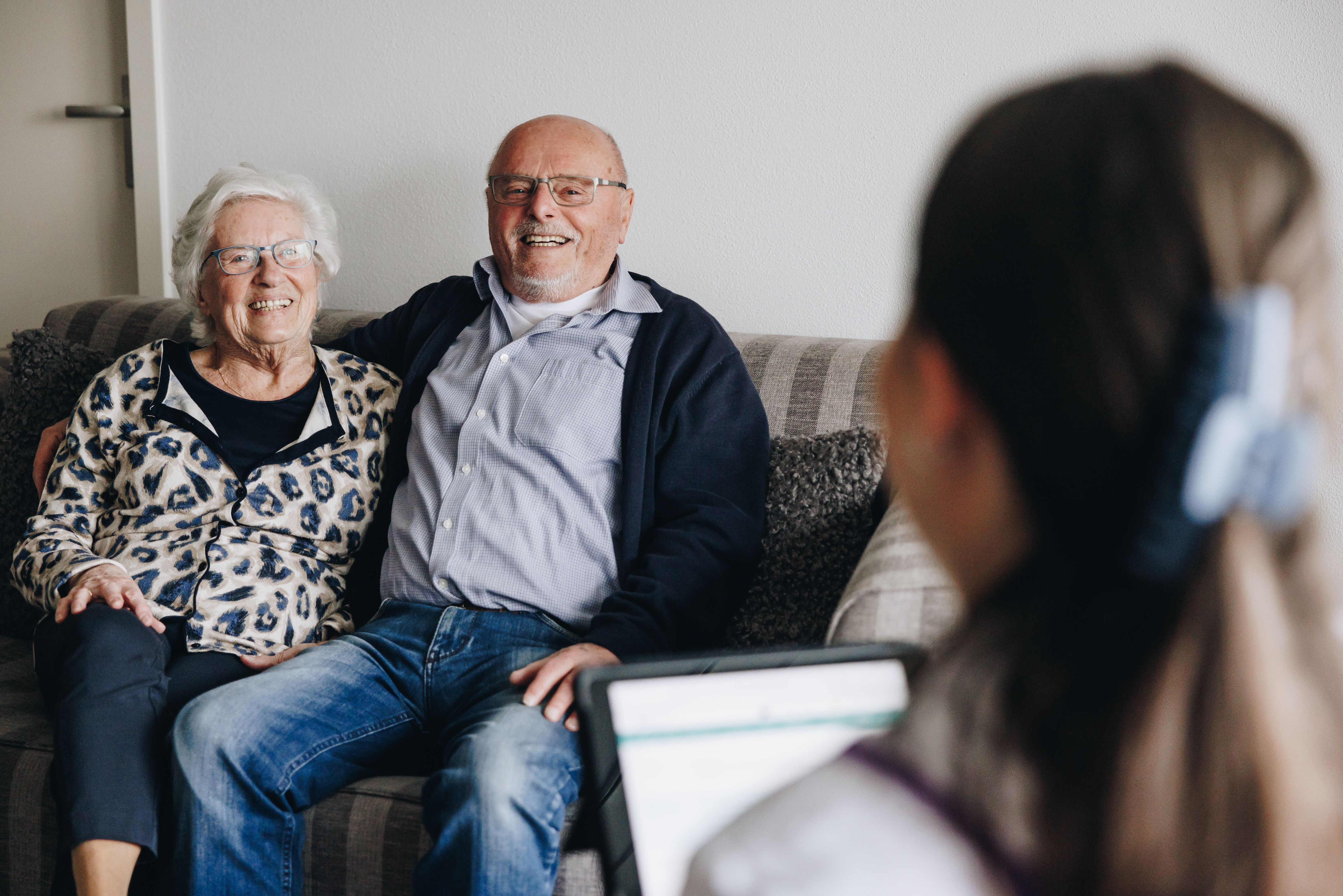 17 04 2023 Zorgpartners Thuiszorg Cliënt Echtpaar Medewerker Tablet