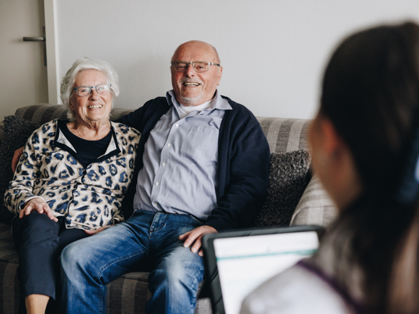 17 04 2023 Zorgpartners Thuiszorg Cliënt Echtpaar Medewerker Tablet