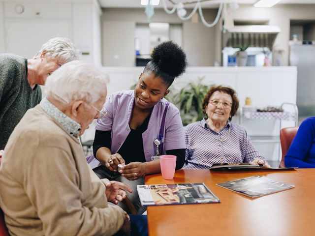 27 03 2023 De Rietkraag Souburgh Zorgpartners Interactie Bewoners Huiskamer Tafel Drinken