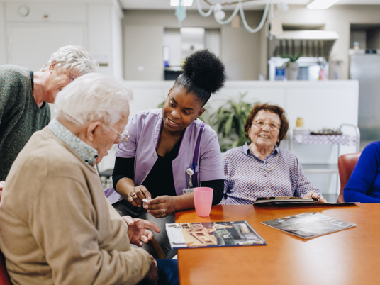 27 03 2023 De Rietkraag Souburgh Zorgpartners Interactie Bewoners Huiskamer Tafel Drinken