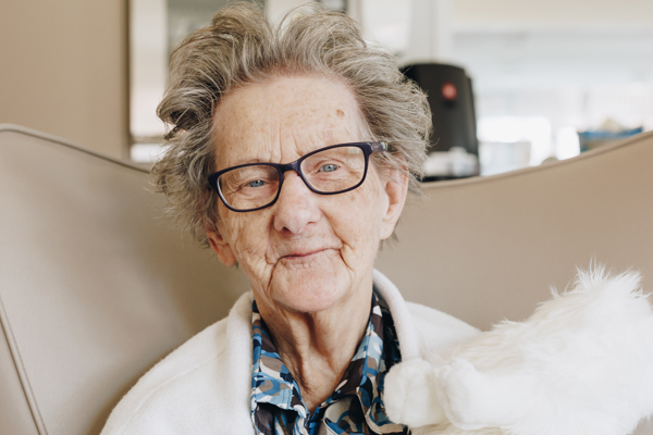 18 04 2023 Zorgpartners De Hanepraij Bewoner Stoel Knuffel