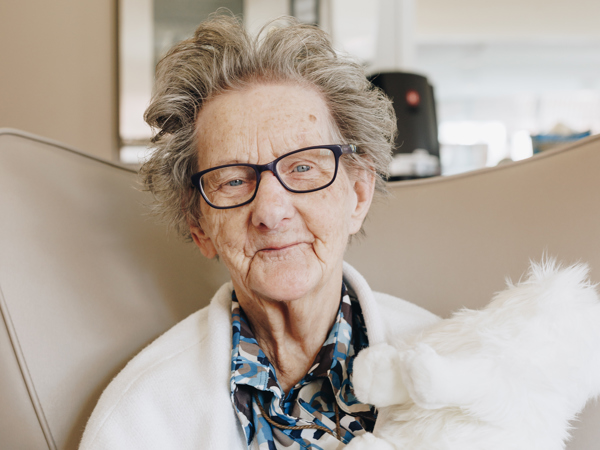 18 04 2023 Zorgpartners De Hanepraij Bewoner Stoel Knuffel