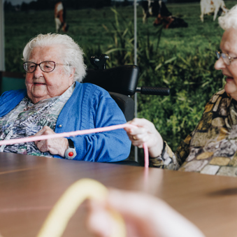 17 02 2023 Zorgpartner Slothoven Bewoners Spel Lijnen Bal Tafel Cloeseup Hand