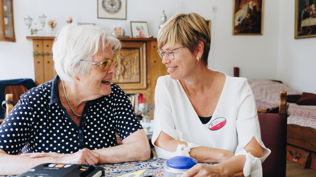 05 09 2024 Irishof Zorgpartners Lachen Medewerker Visueelbeperkt Daisyspeler Bril