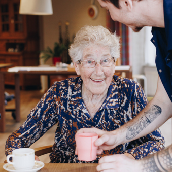 09 03 2023 Zorgpartners De Breeje Hendrick Medewerker Bewoner Koffie Lachen Staand