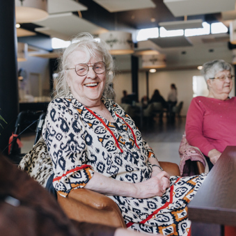 11 04 2023 ZPMH Prinsenhof Bewoner Lachen Tafel Koffie Restaurant