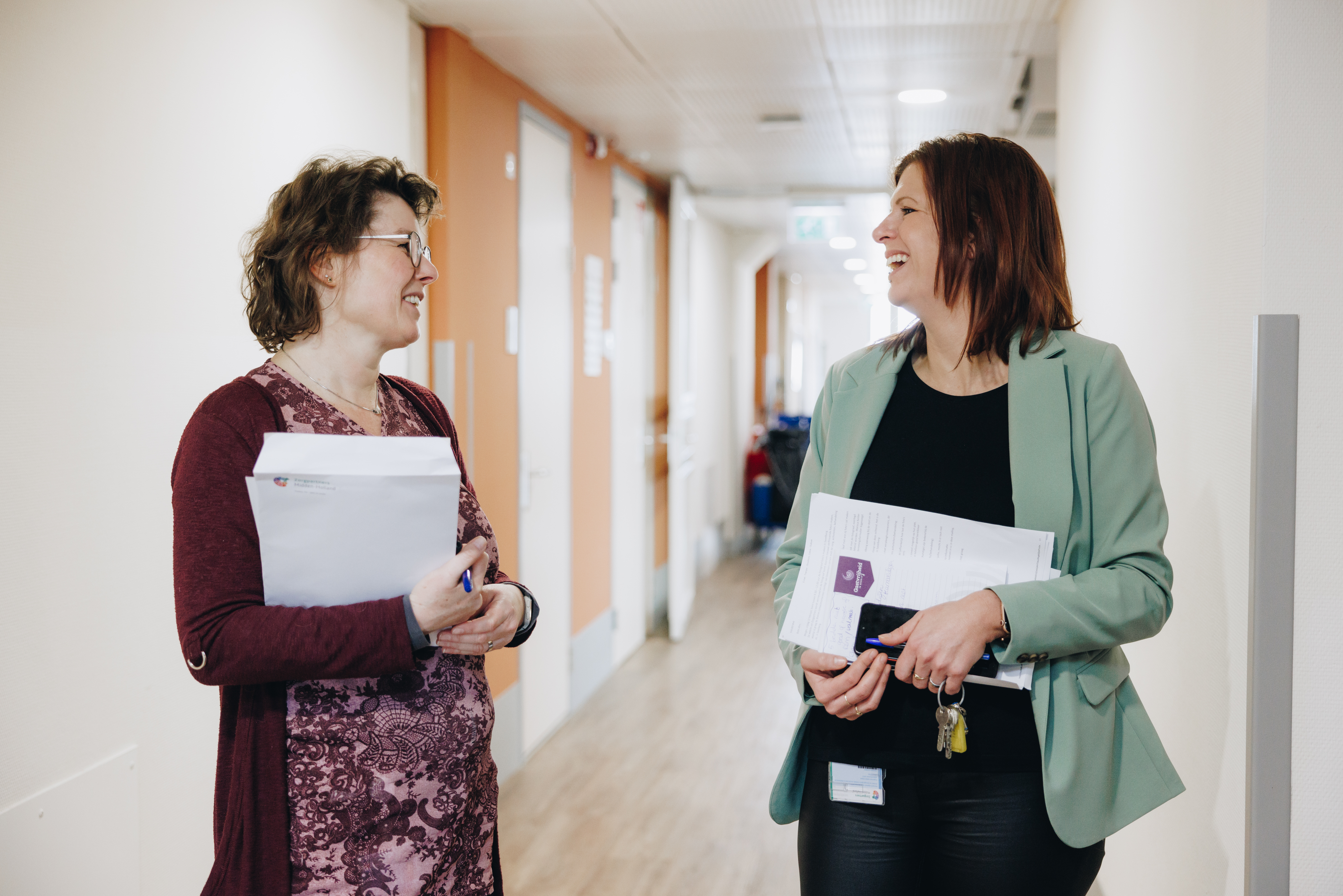 10 02 2023 Zorgpartners Savelberg Medewerkers Gesprek Lachen