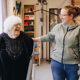 09 03 2023 Zorgpartners De Breeje Hendrick Bewoner Fysio Bewegen Beweegruimte Lachen