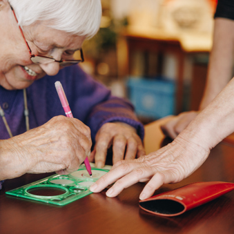 20 04 2023 Irishof Zorgpartners Closeup Creatief Bewoner Activiteit