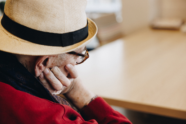 09 03 2023 Zorgpartners De Breeje Hendrick Bewoner Hand Hoed Close Up