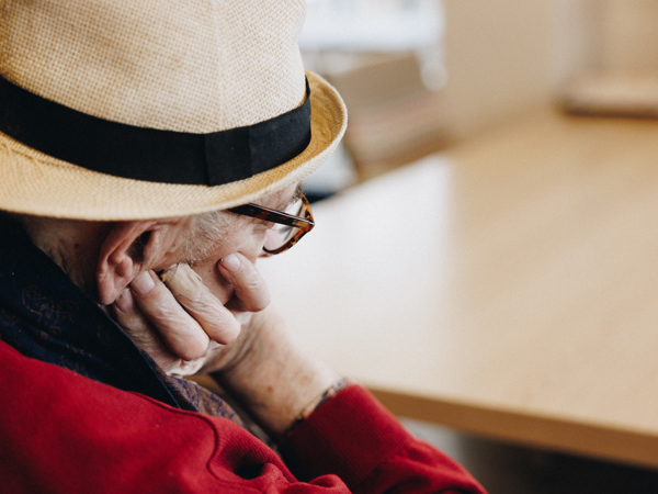 09 03 2023 Zorgpartners De Breeje Hendrick Bewoner Hand Hoed Close Up