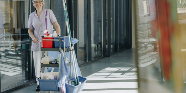 03 04 2023 Gouwestein Zorgpartners Medewerker Schoonmaken Kar Gang Lachen