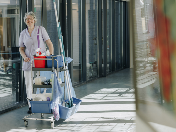 03 04 2023 Gouwestein Zorgpartners Medewerker Schoonmaken Kar Gang Lachen