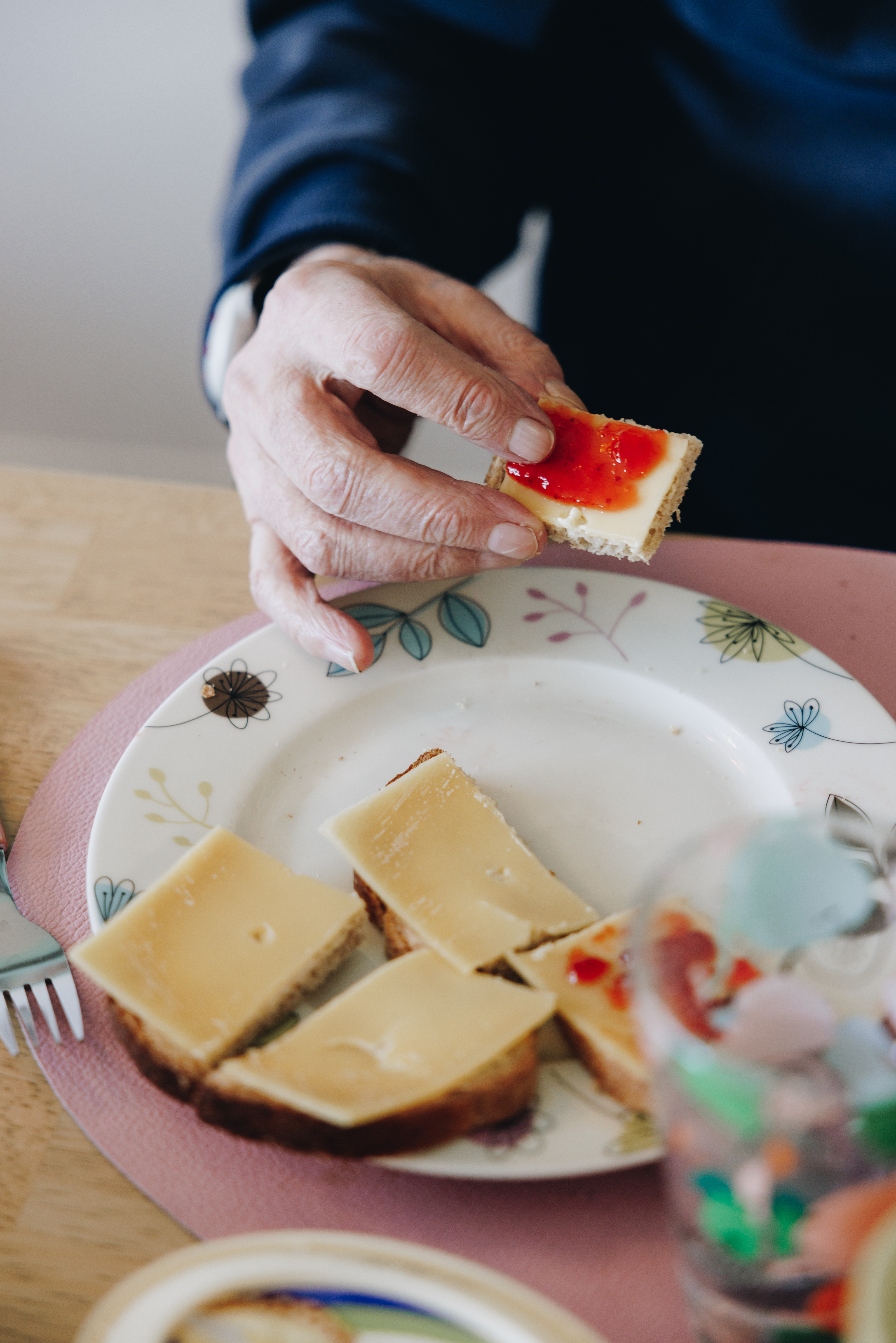 11 04 2023 ZPMH Prinsenhof Closeup Eten Bewoner Tafel