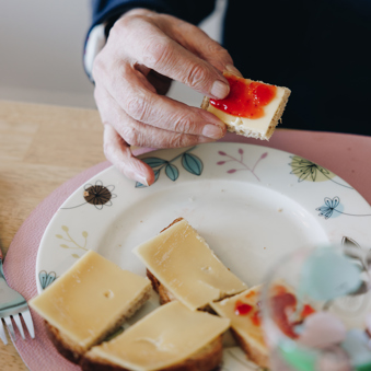 11 04 2023 ZPMH Prinsenhof Closeup Eten Bewoner Tafel