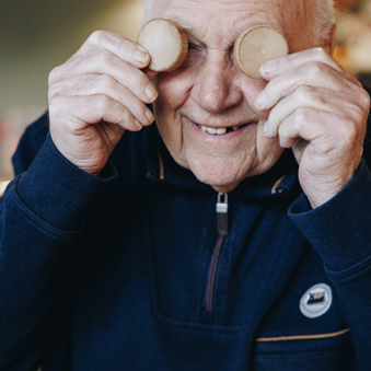 09 03 2023 Zorgpartners De Breeje Hendrick Bewoner Sjoelen Staand Sjoelstenen Lachen Sjoelstenen Ogen