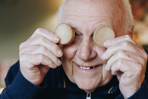 09 03 2023 Zorgpartners De Breeje Hendrick Bewoner Sjoelen Staand Sjoelstenen Lachen Sjoelstenen Ogen