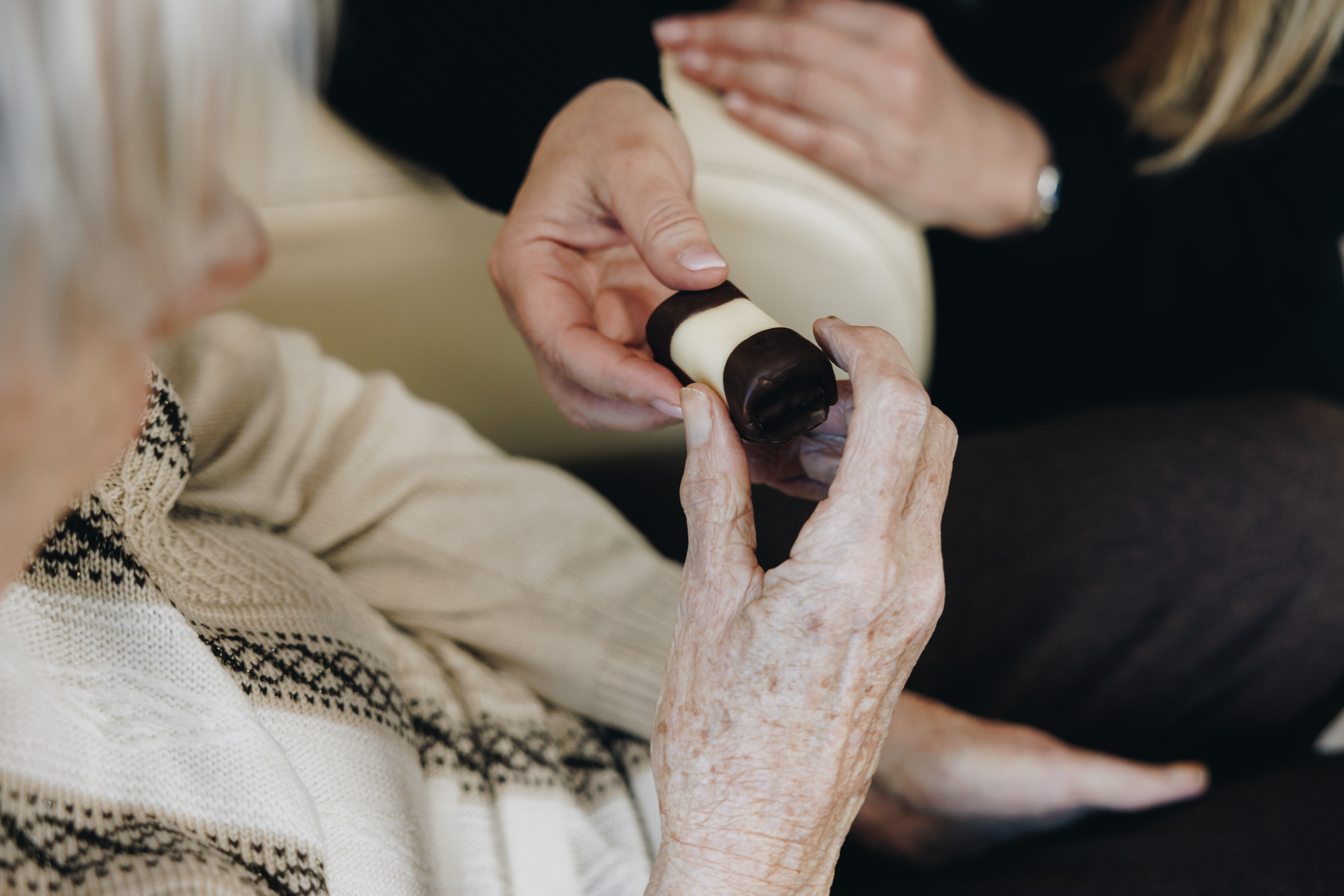 27 03 2023 De Rietkraag Souburgh Zorgpartners Handen Bewoner Koffie Koekje