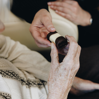 27 03 2023 De Rietkraag Souburgh Zorgpartners Handen Bewoner Koffie Koekje
