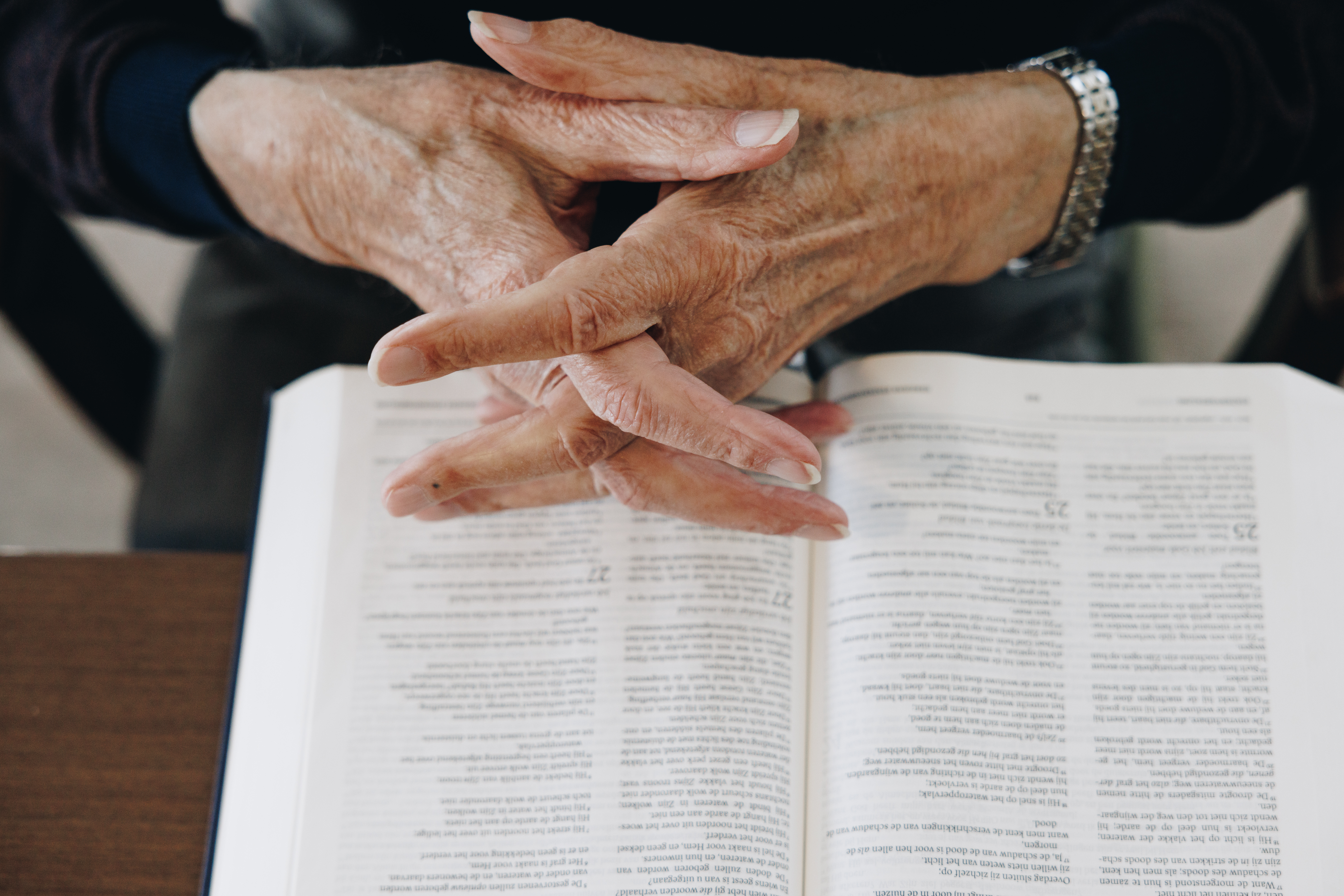 17 02 2023 Zorgpartner Slothoven Bewoner Handen Gevouwen Bijbel