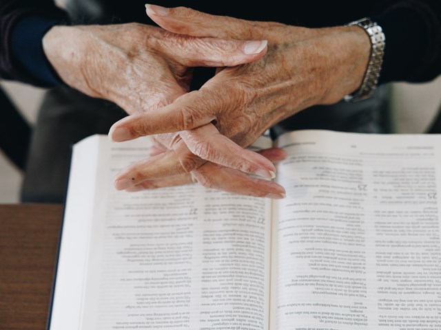 17 02 2023 Zorgpartner Slothoven Bewoner Handen Gevouwen Bijbel