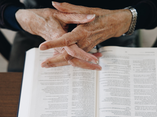 17 02 2023 Zorgpartner Slothoven Bewoner Handen Gevouwen Bijbel