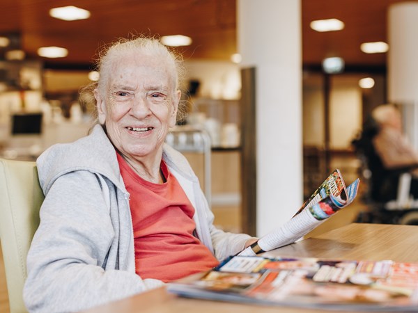 09 03 2023 Zorgpartners De Breeje Hendrick Bewoner Tafel Lezen Tijdschrijft Lachen