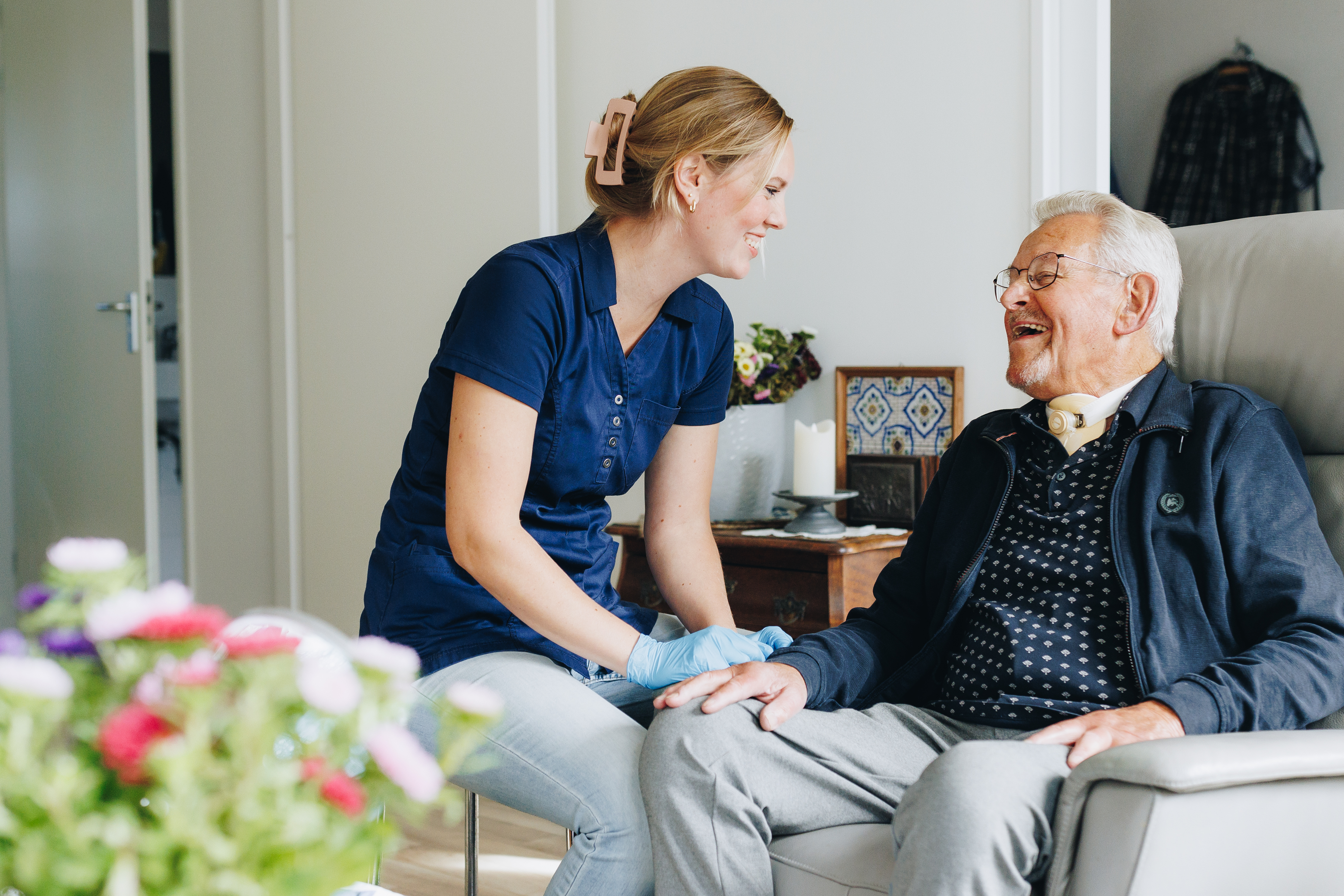 10 10 2024 Thuiszorg Medewerker Gesprek Lachen