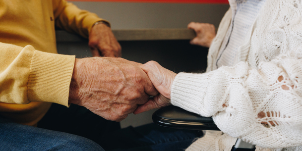 09 02 2023 Zorgpartners De Reehorst Bewoner Echtpaar Handen Vasthouden