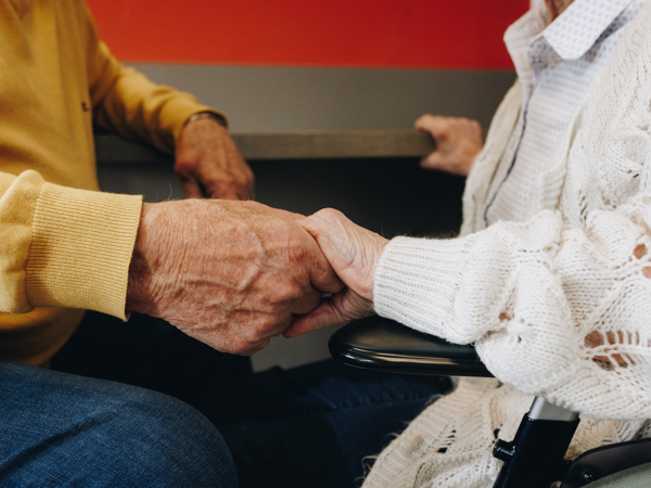 09 02 2023 Zorgpartners De Reehorst Bewoner Echtpaar Handen Vasthouden