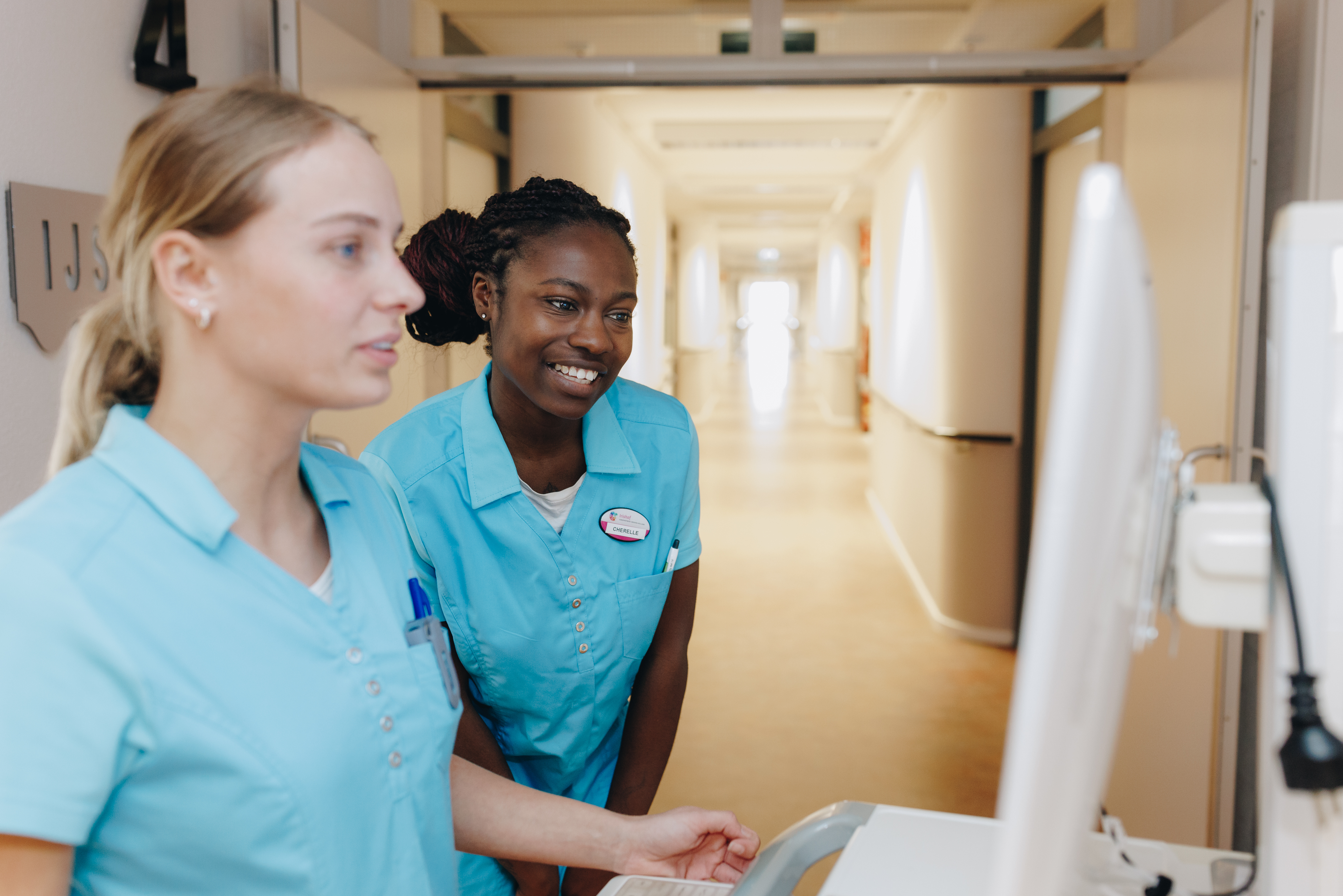 20 04 2023 Irishof Zorgpartners Zorg Medewerkers Lachen Closeup