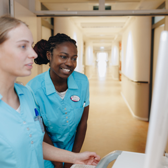 20 04 2023 Irishof Zorgpartners Zorg Medewerkers Lachen Closeup